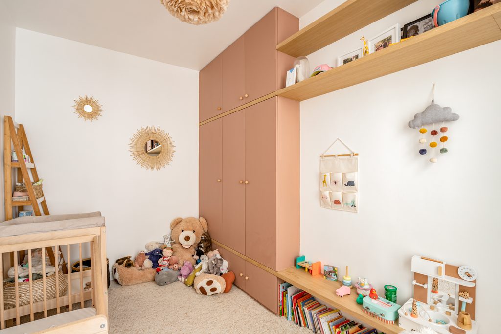 Chambre enfant avec rangement sur mesure intégrés – appartement CAIL, Paris 10e