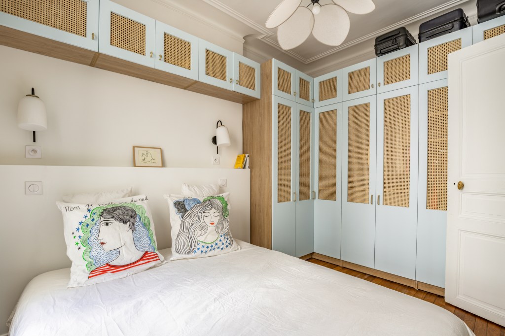 Chambre rénovée avec rangements intégrés – appartement CAIL, Paris 10e