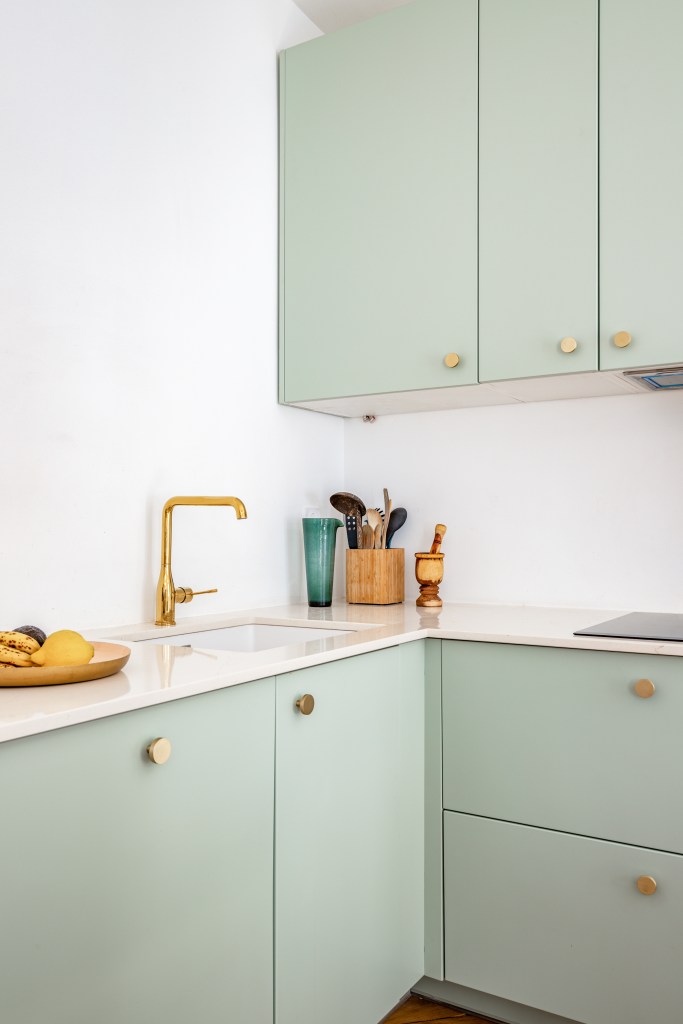 Cuisine sur mesure vert sauge – appartement CAIL, Paris 10e