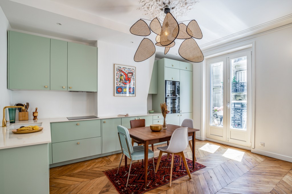 Cuisine ouverte rénovée – appartement CAIL, Paris 10e