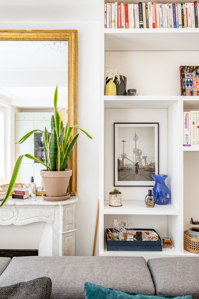 Bibliothèque sur mesure intégrée au séjour – appartement CAIL, Paris 10e