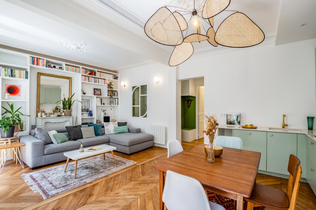 Séjour rénové, ouverture de mur porteur avec cuisine ouverte, bibliothèque sur mesure – appartement CAIL, Paris 10e