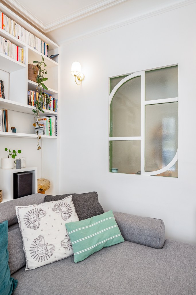 Verrière intérieure et bibliothèque sur mesure – appartement CAIL, Paris 10e