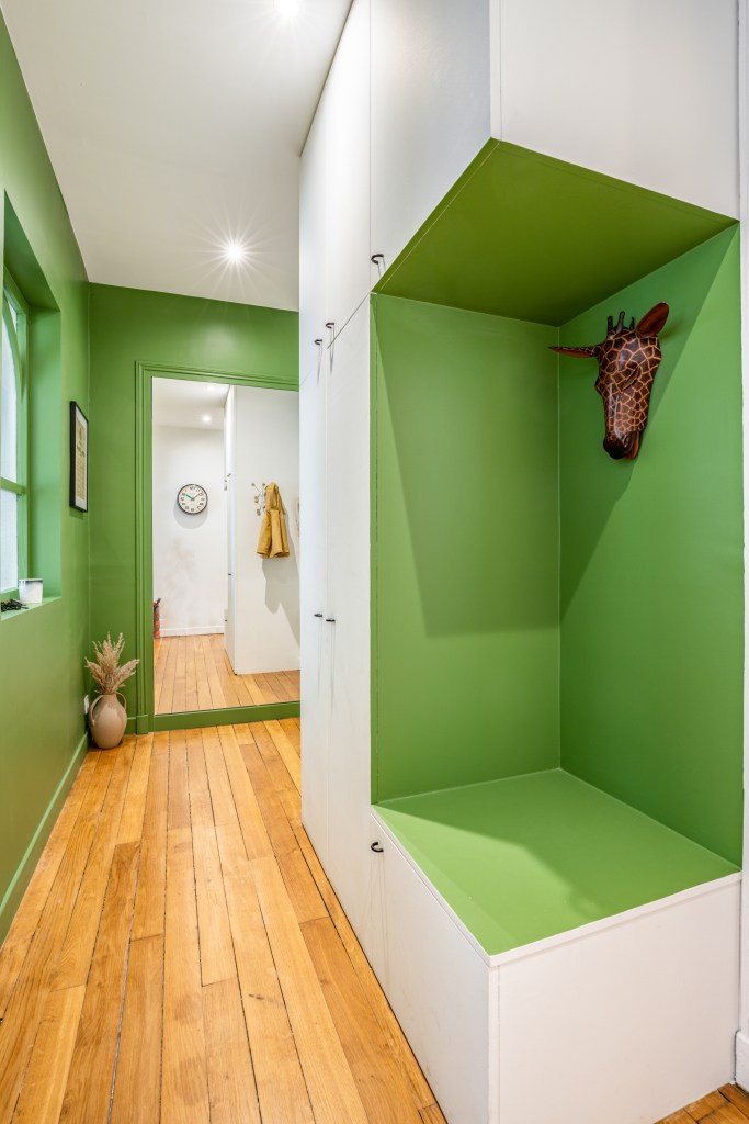 Entrée avec banquette sur mesure – appartement CAIL, Paris 10e