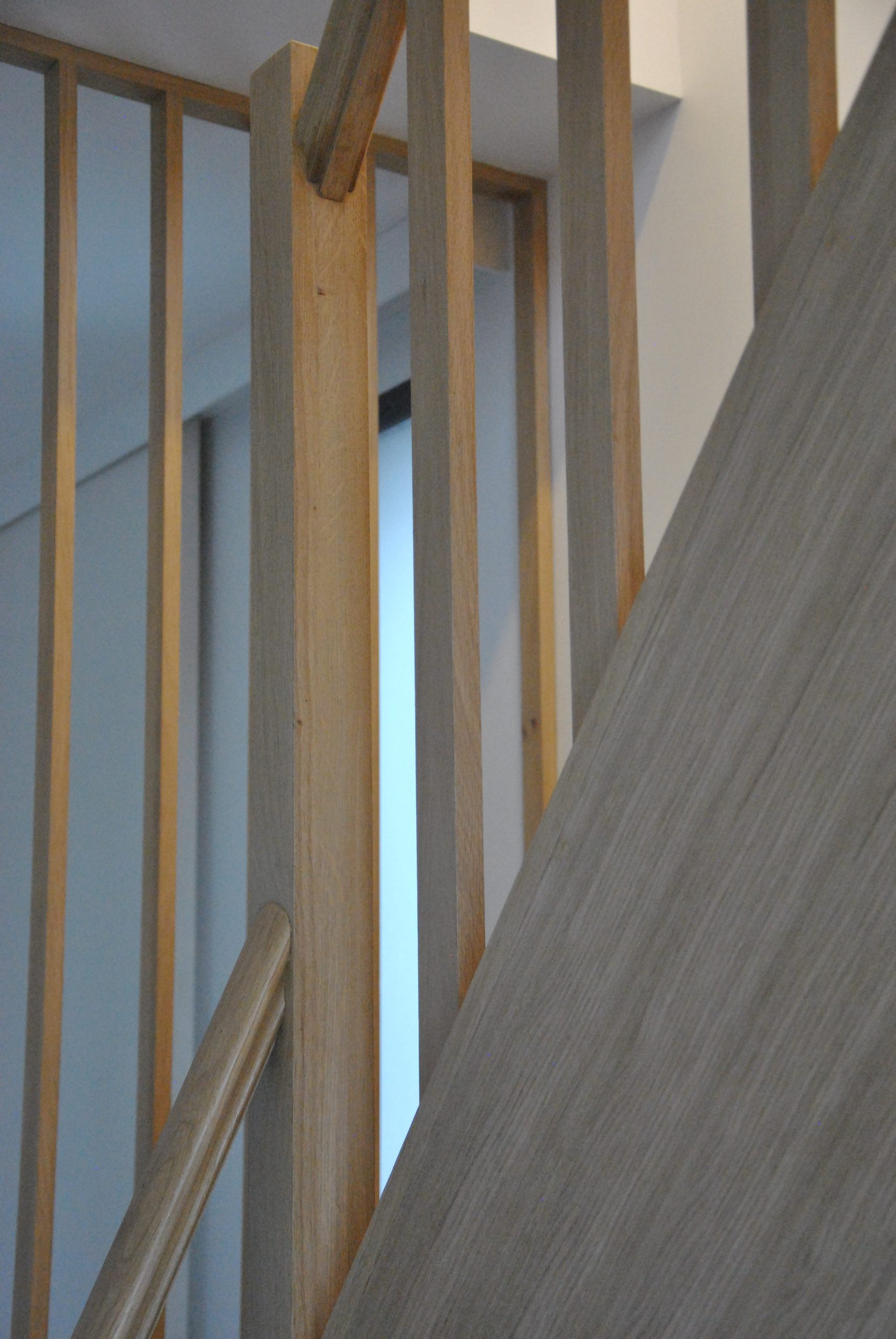 Détail de l’escalier intérieur en bois de la maison surélevée – Bois-Colombes