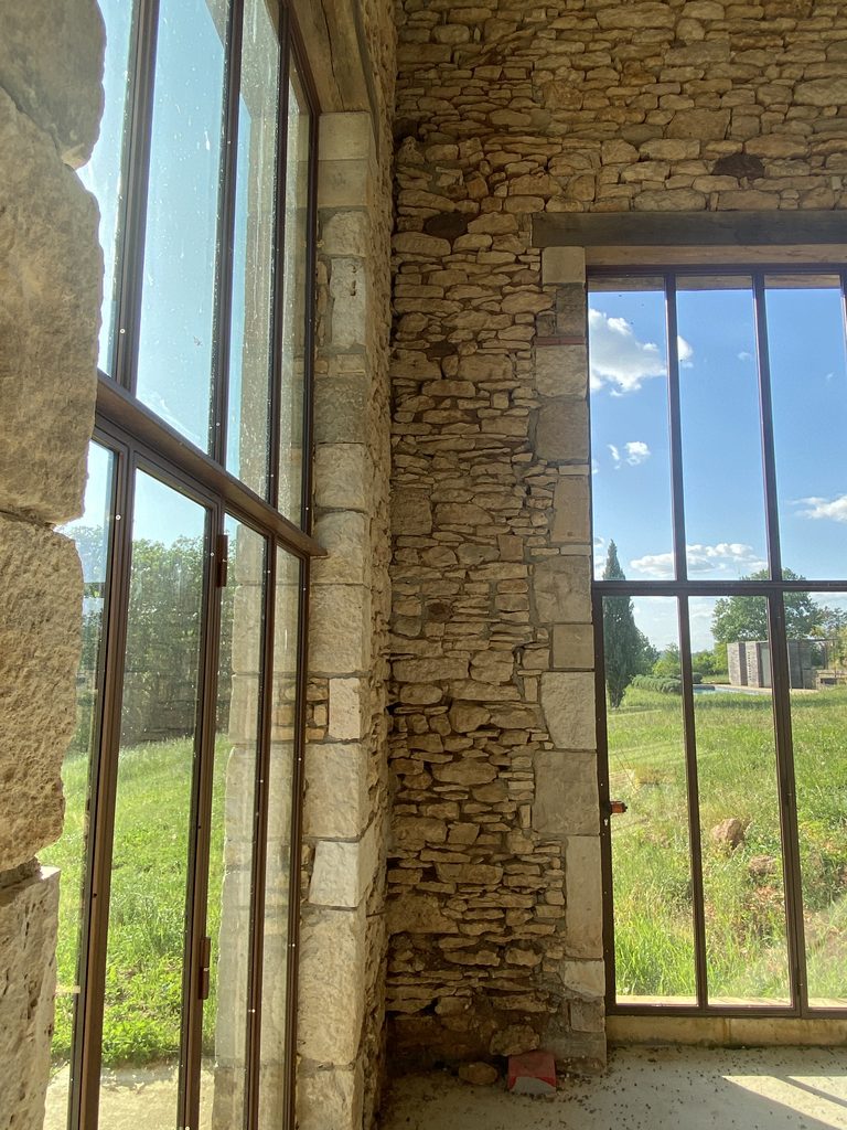 Nouvelles baies vitrées dans les murs en pierre de la grange – Lot