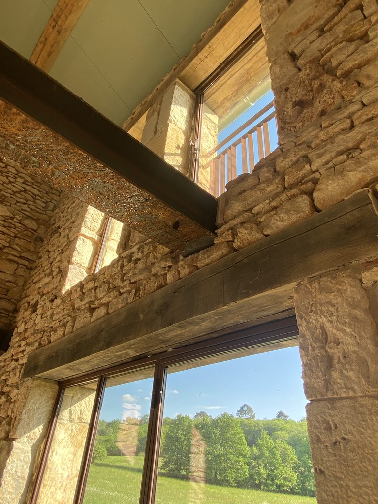 Détail intérieur des ouvertures dans les murs en pierre de la grange – Lot