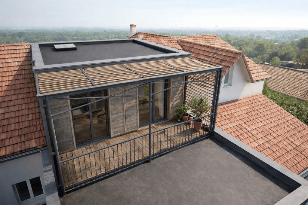 Rehausse de toiture avec terrasse et structure métallique – maison à Romainville