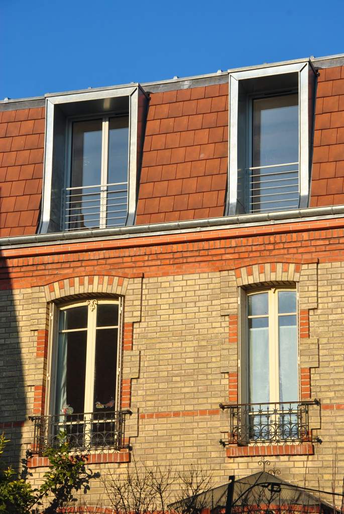 Surélévation avec brisis en tuiles plates et lucarnes en zinc naturel – Bois-Colombes