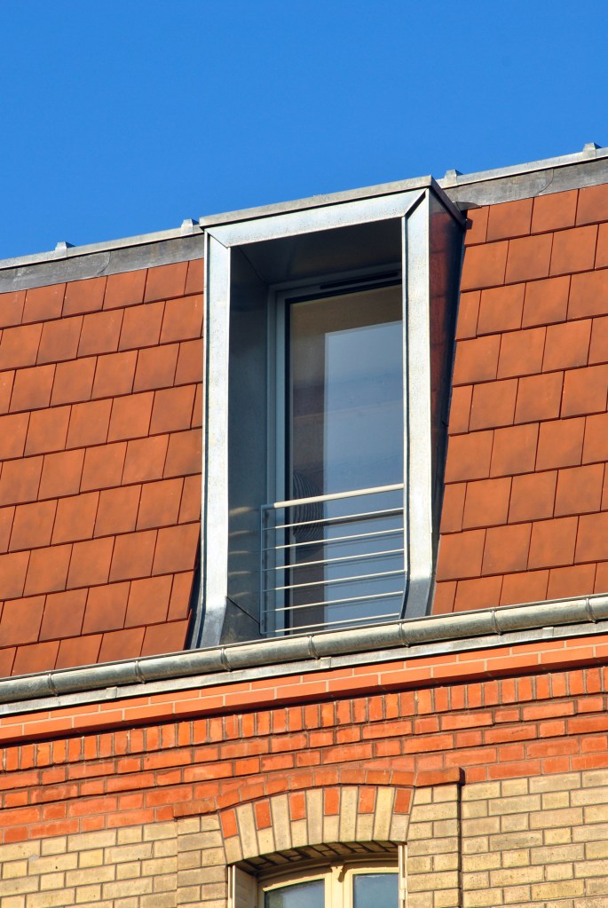 Lucarne en zinc naturel intégrée au mansart en tuiles plates – Bois-Colombes