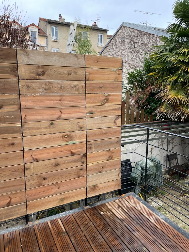 Brise-vue en lames de bois sur la terrasse – Chaville