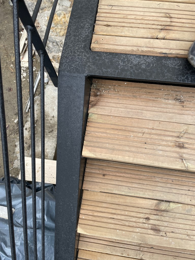 Marches en bois sur l’escalier métallique de la terrasse – Chaville