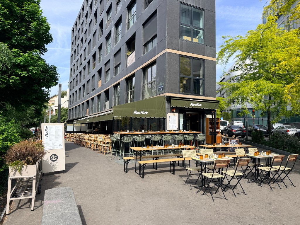 Vue d’ensemble du restaurant Fanfan et de sa terrasse – Paris 17e