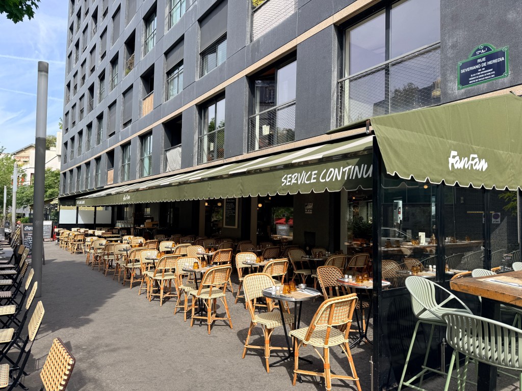 Façade et terrasse du restaurant Fanfan – Paris 17e
