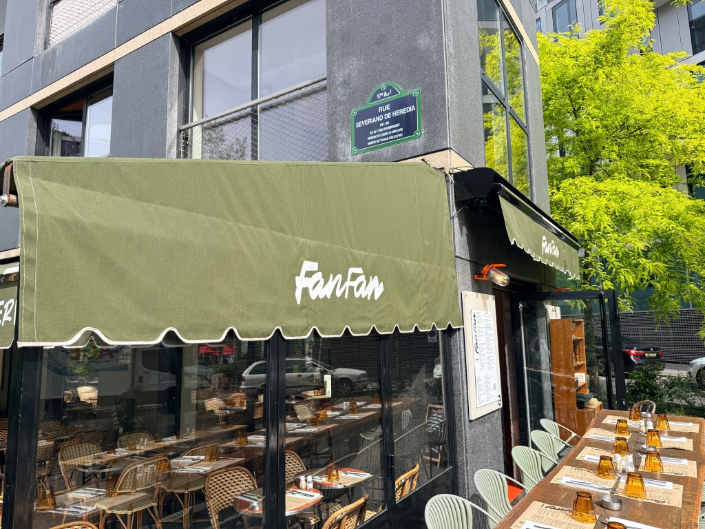 Devanture du restaurant Fanfan et store extérieur – Paris 17e