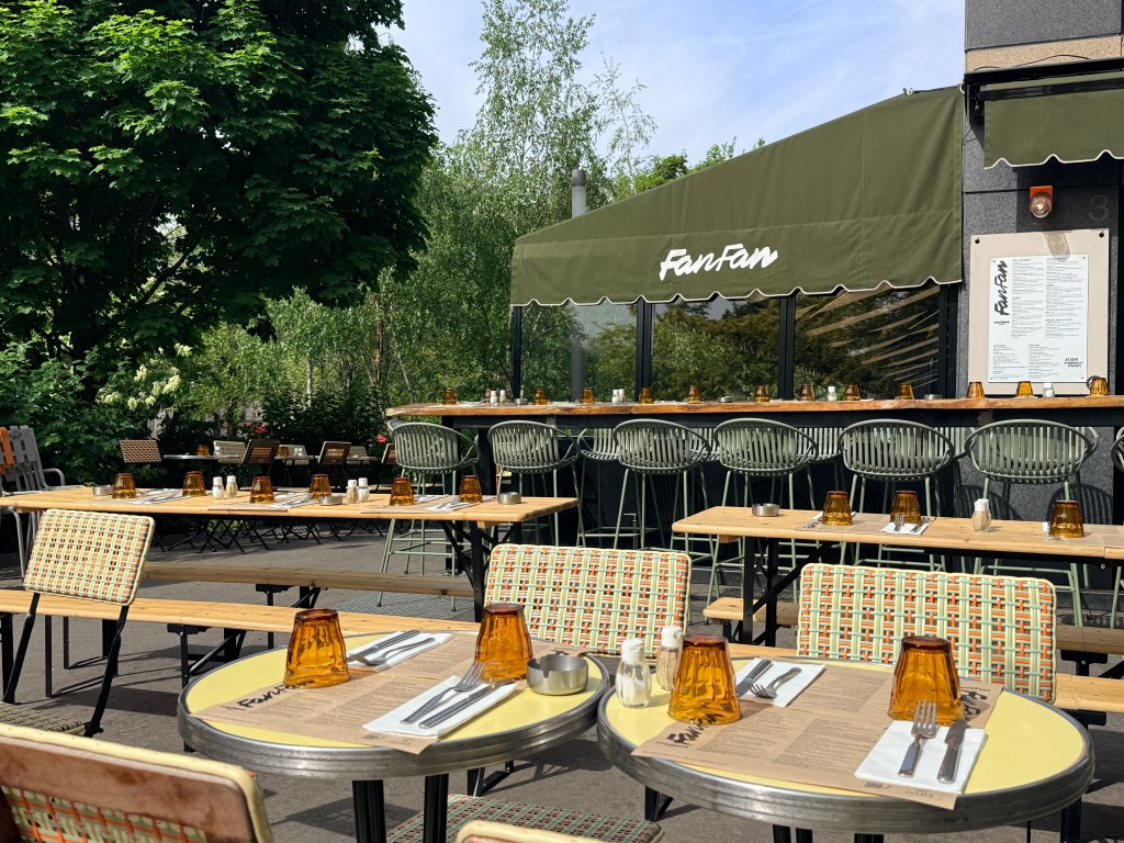 Terrasse du restaurant Fanfan avec espace bar extérieur – Paris 17e