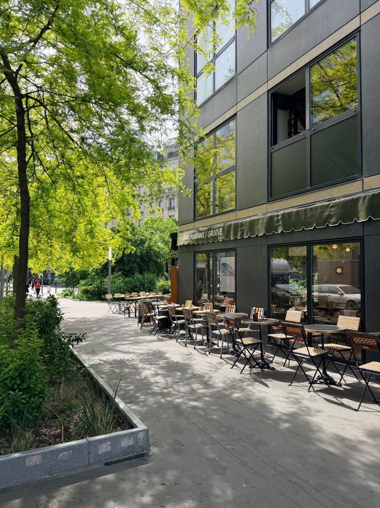 Façade et terrasse du restaurant Fanfan dans le 17e arrondissement de Paris