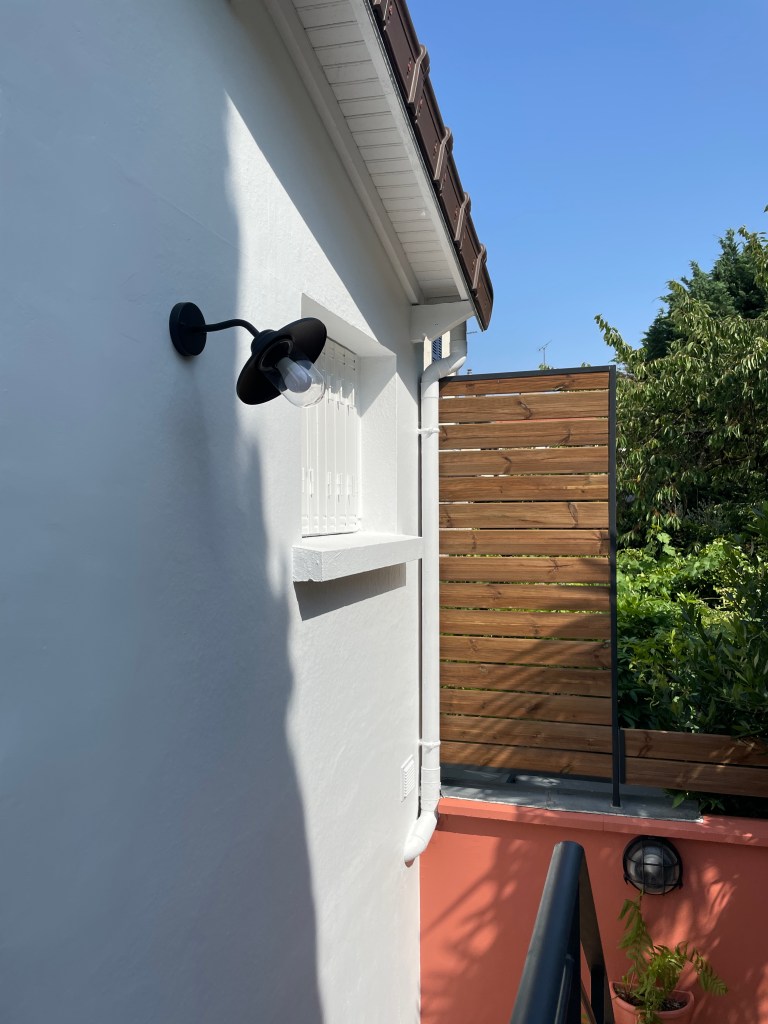 Détail du claustra en bois et de la façade rénovée – Villemomble
