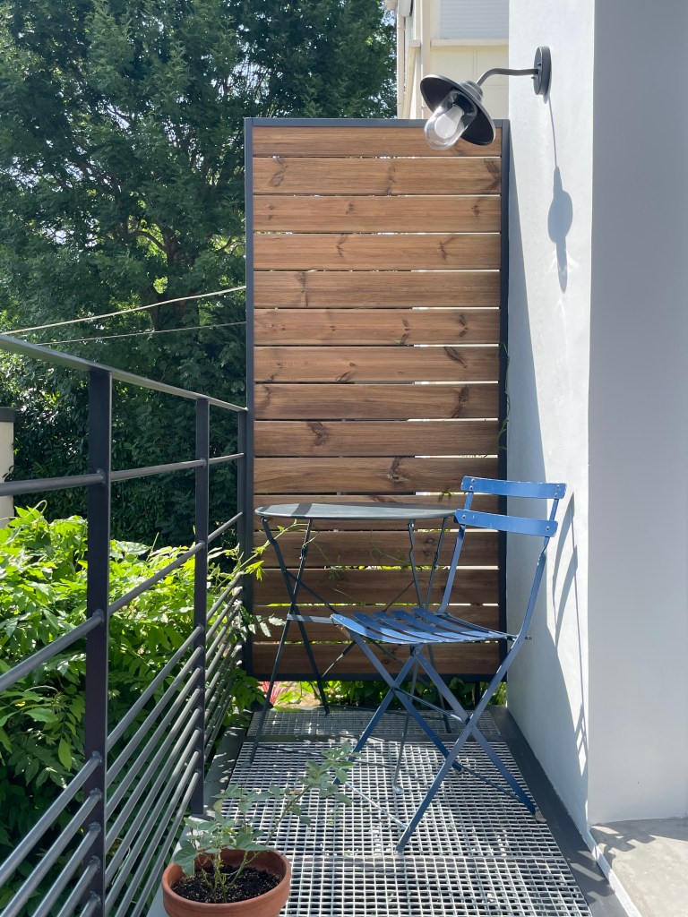 Palier extérieur et claustra en bois du nouvel accès à la terrasse – Villemomble