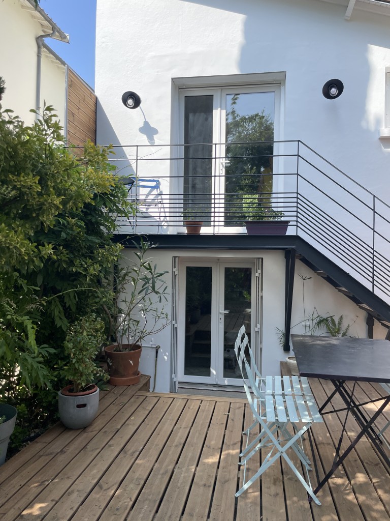 Terrasse en bois et nouvel accès extérieur depuis la cuisine – Villemomble
