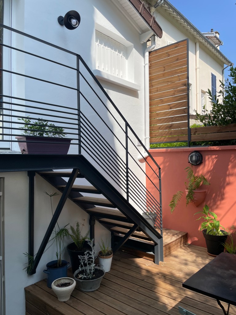 Terrasse en bois aménagée dans le jardin – Villemomble