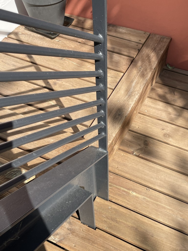 Détail de la terrasse en bois et du garde-corps métallique – Villemomble