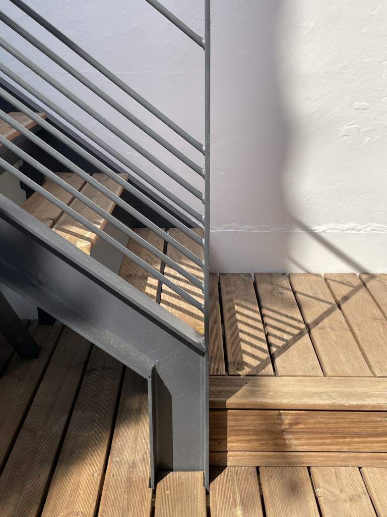Détail de l’escalier métallique et de la terrasse en bois – Villemomble