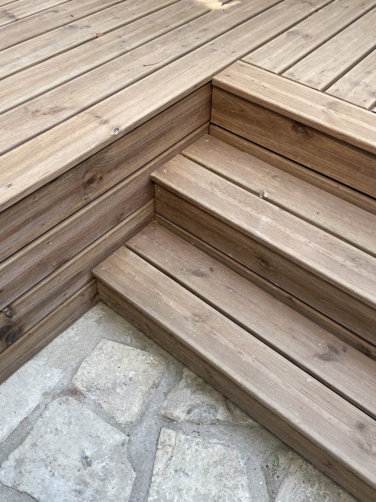 Terrasse rénovée en lames de bois avec emmarchement intégré – Villemomble