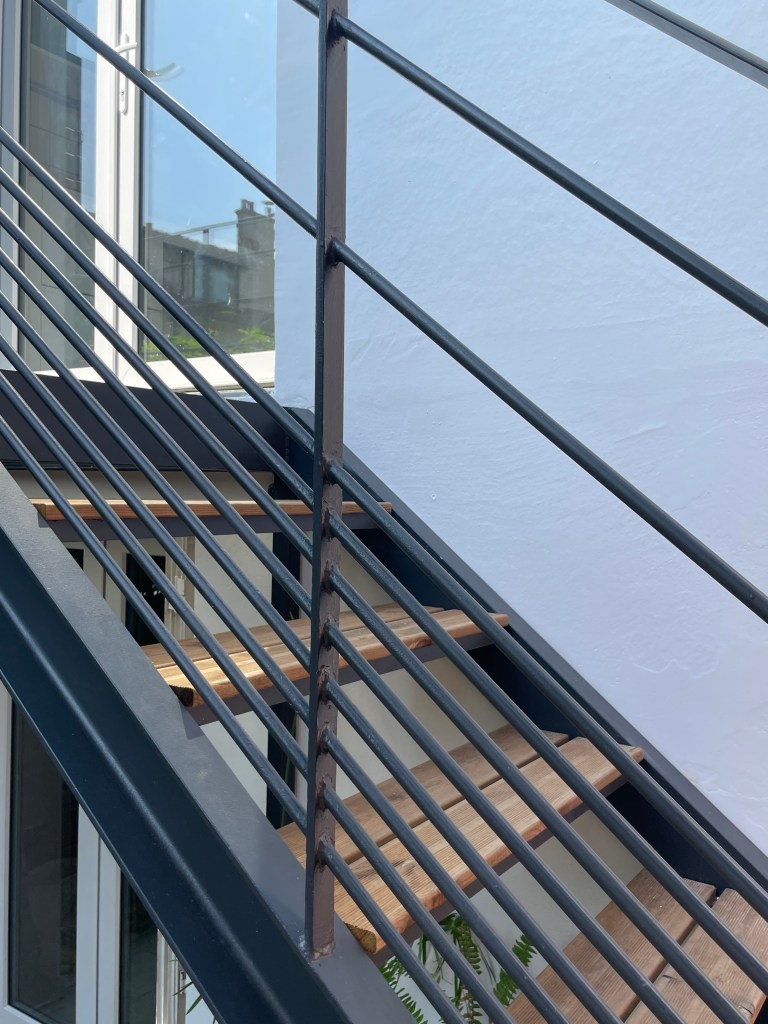 Création d’un escalier métallique extérieur reliant la cuisine à la terrasse et au jardin – Villemomble