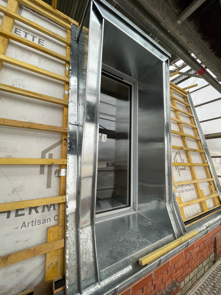 Habillage en zinc naturel d’une lucarne en cours de réalisation – Bois-Colombes