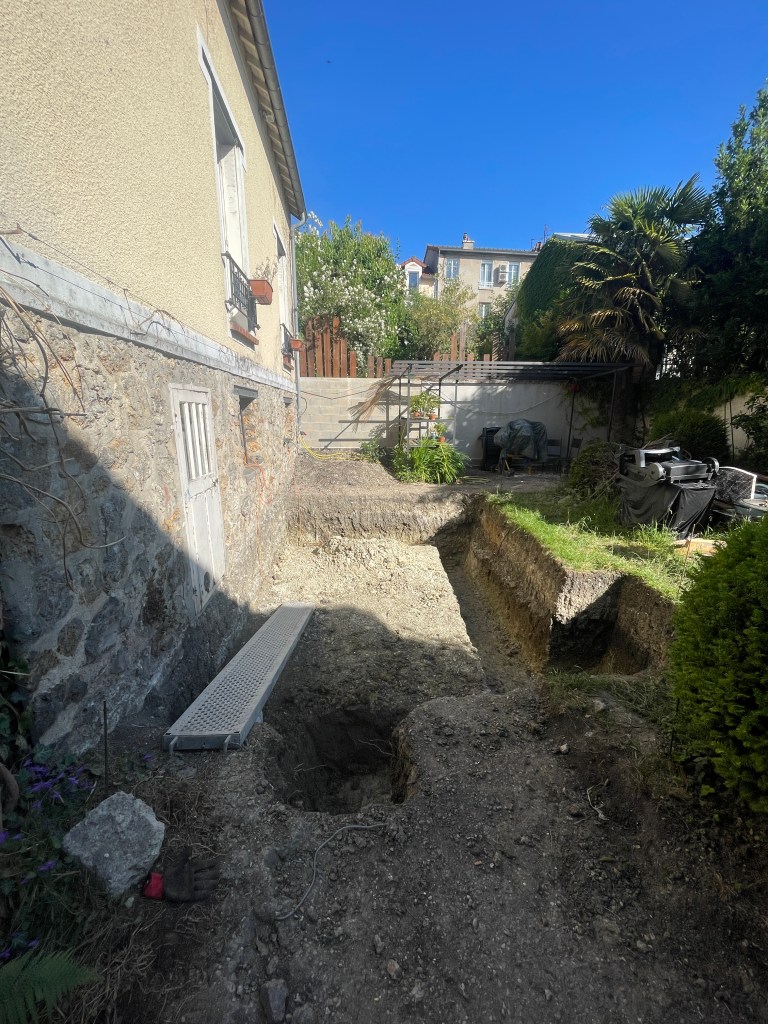 Terrassement du jardin pour la création de la nouvelle terrasse – Chaville