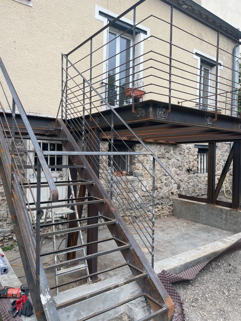 Création d'un escalier et d'une terrasse en ossature métallique - maison à Chaville