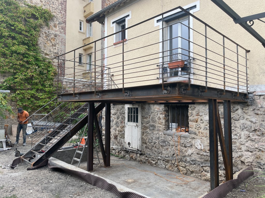 Création d’une terrasse surélevée avec structure métallique – Chaville