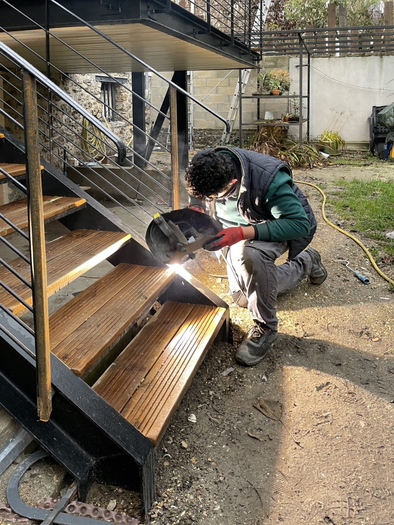 Création de l’escalier métallique reliant la terrasse au jardin – Chaville