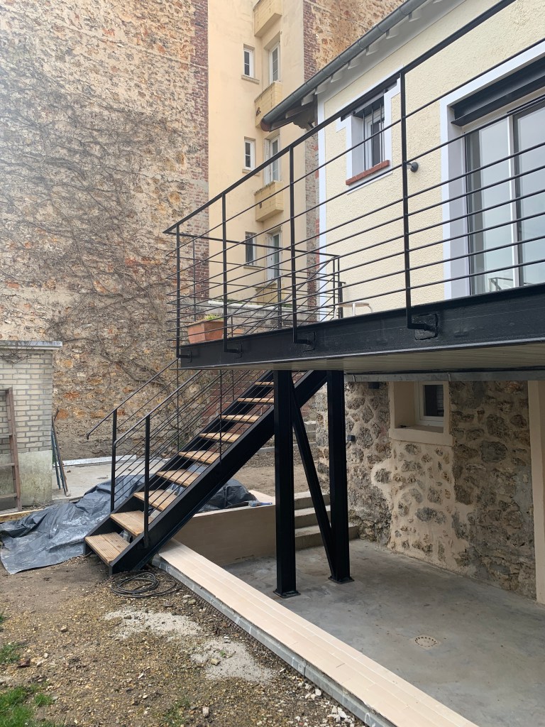 Terrasse surélevée et escalier métallique créant un nouvel accès au jardin – Chaville