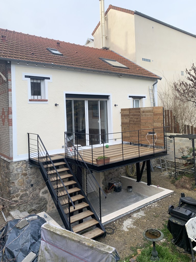Terrasse surélevée en bois et escalier métallique après travaux – Chaville