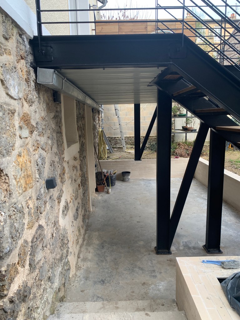 Structure métallique de la terrasse surélevée et espace créé sous la terrasse – Chaville