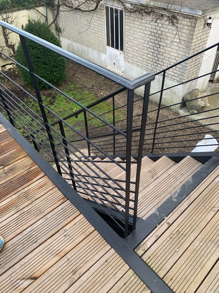 Terrasse surélevée en bois et garde-corps métallique – maison à Chaville