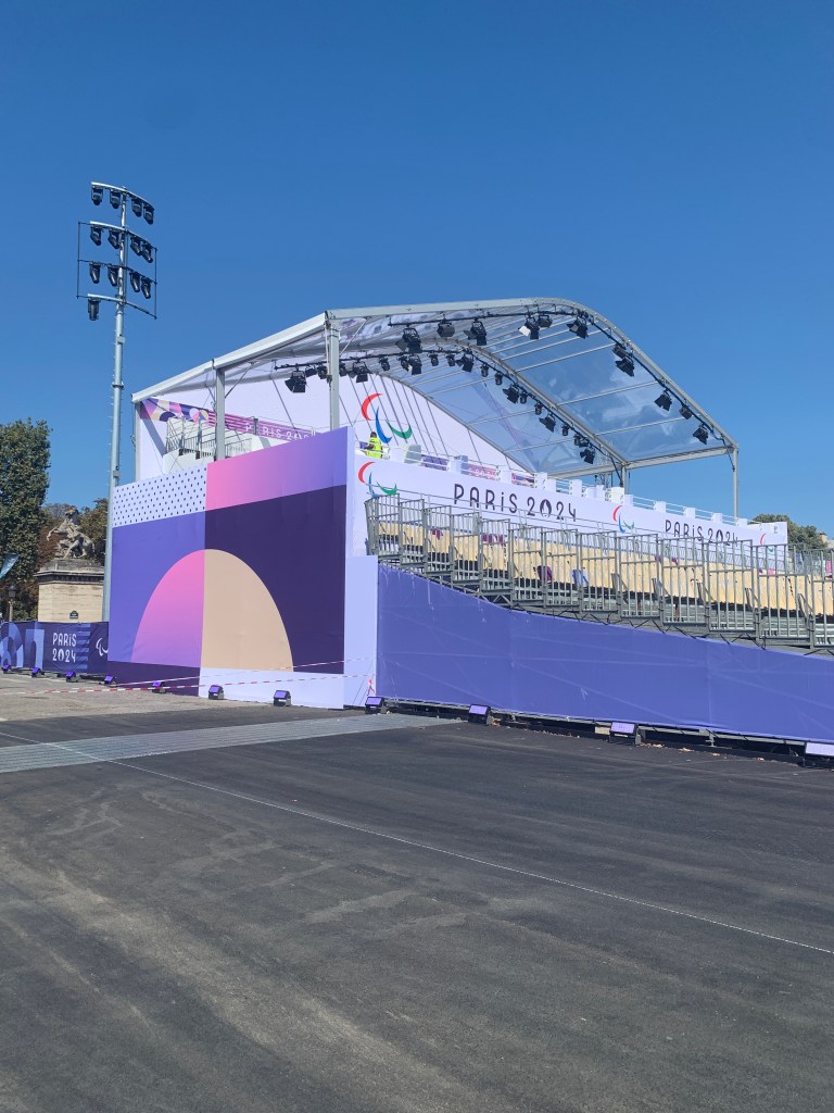 Vue extérieure de la tribune présidentielle des Jeux Olympiques de Paris 2024